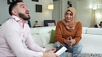 Social Media Expert Helps Arab Woman